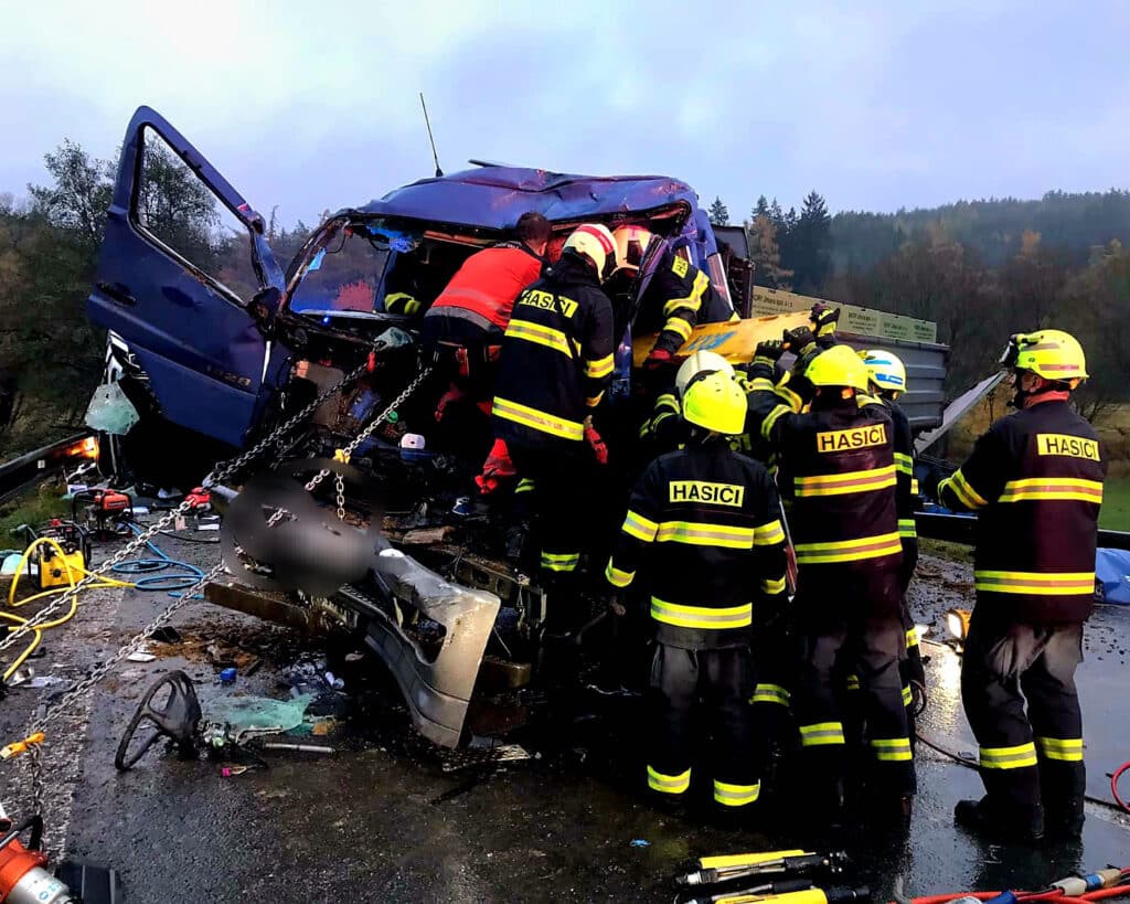 Tragická nehoda dvou kamionů u Bernartic. Foto: HZS
