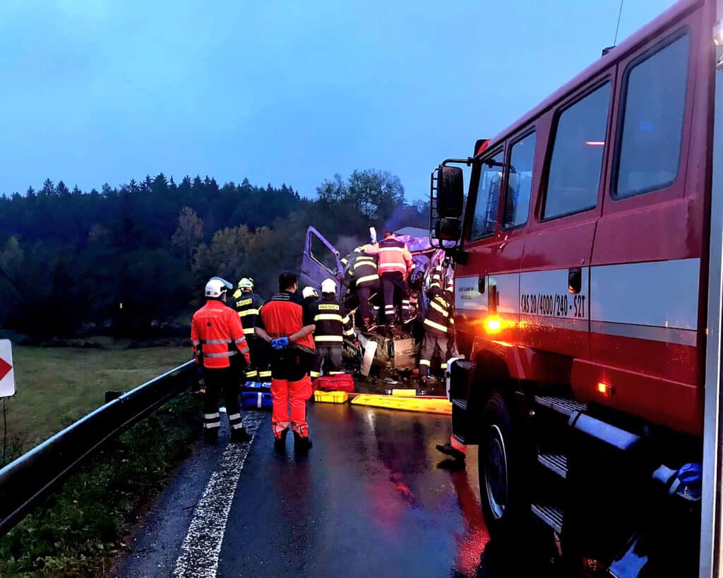 Tragická nehoda dvou kamionů u Bernartic. Foto: HZS
