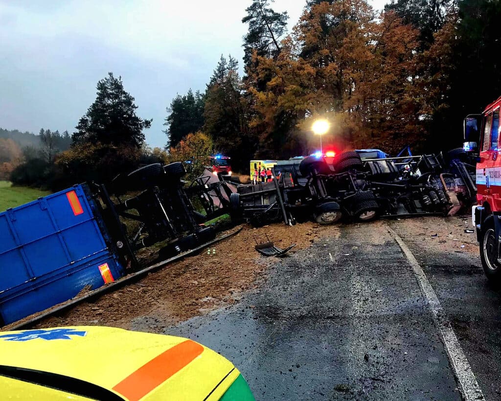 Tragická nehoda dvou kamionů u Bernartic. Foto: HZS