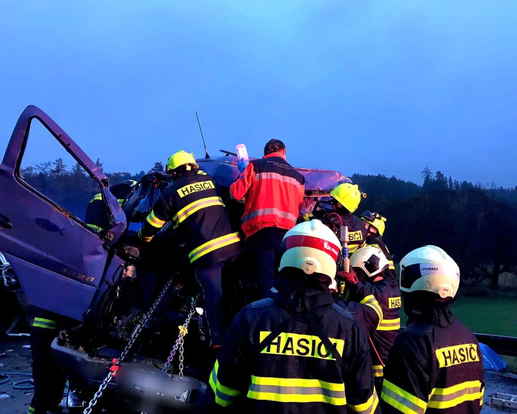 Tragická nehoda dvou kamionů u Bernartic. Foto: HZS