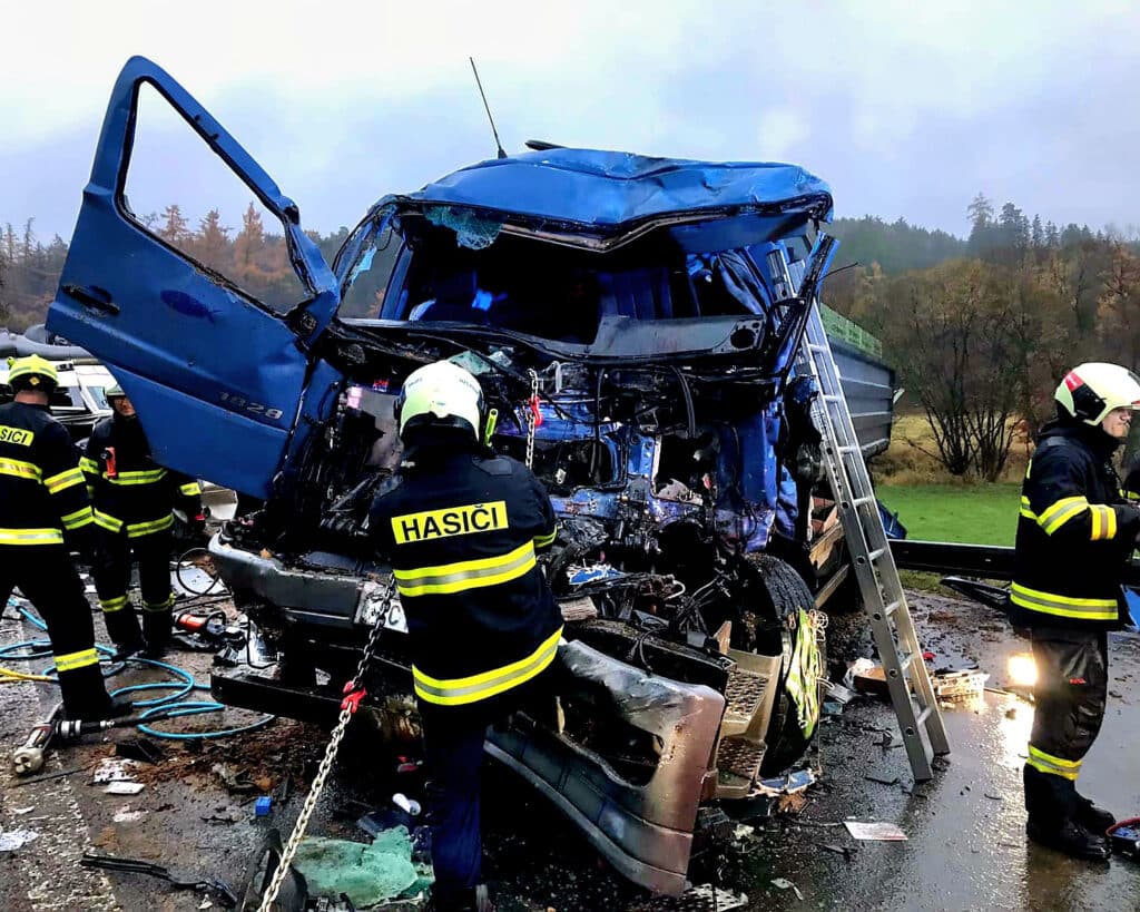 Tragická nehoda dvou kamionů u Bernartic. Foto: HZS