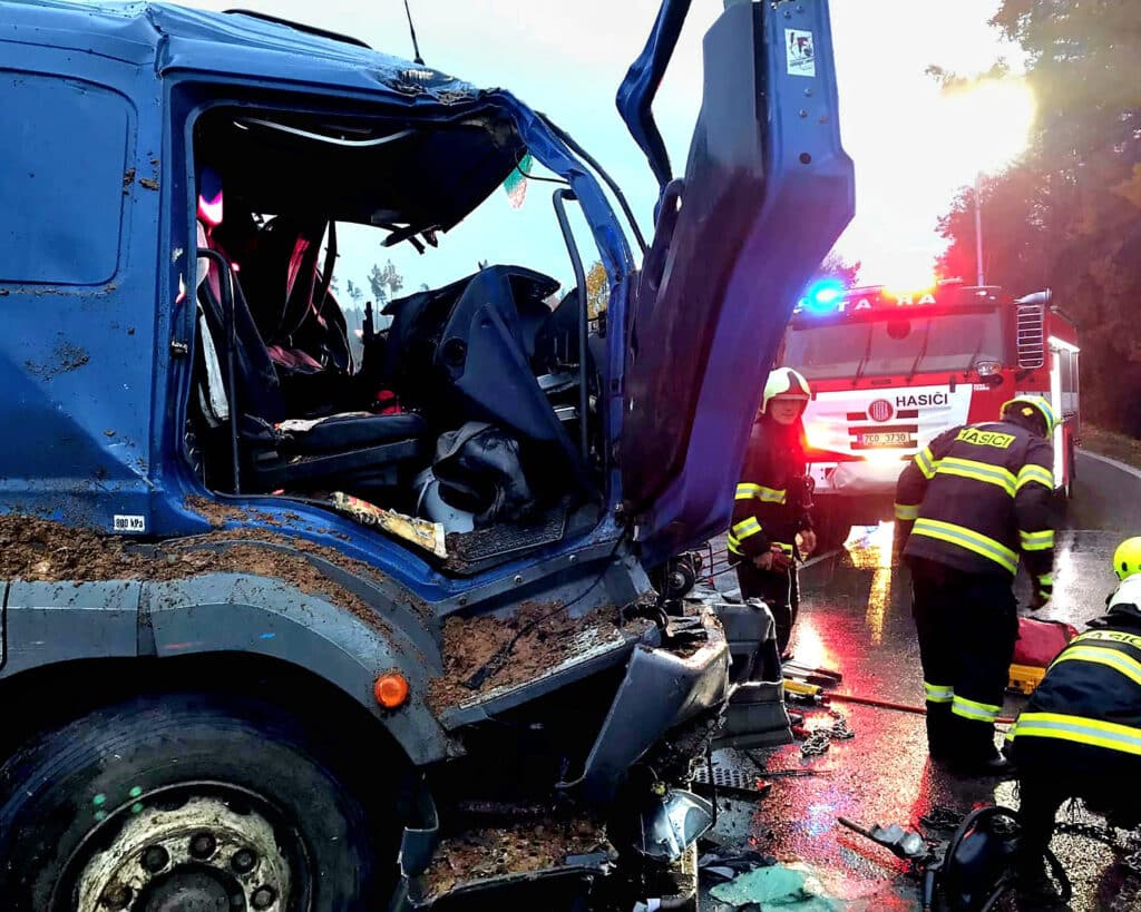 Tragická nehoda dvou kamionů u Bernartic. Foto: HZS