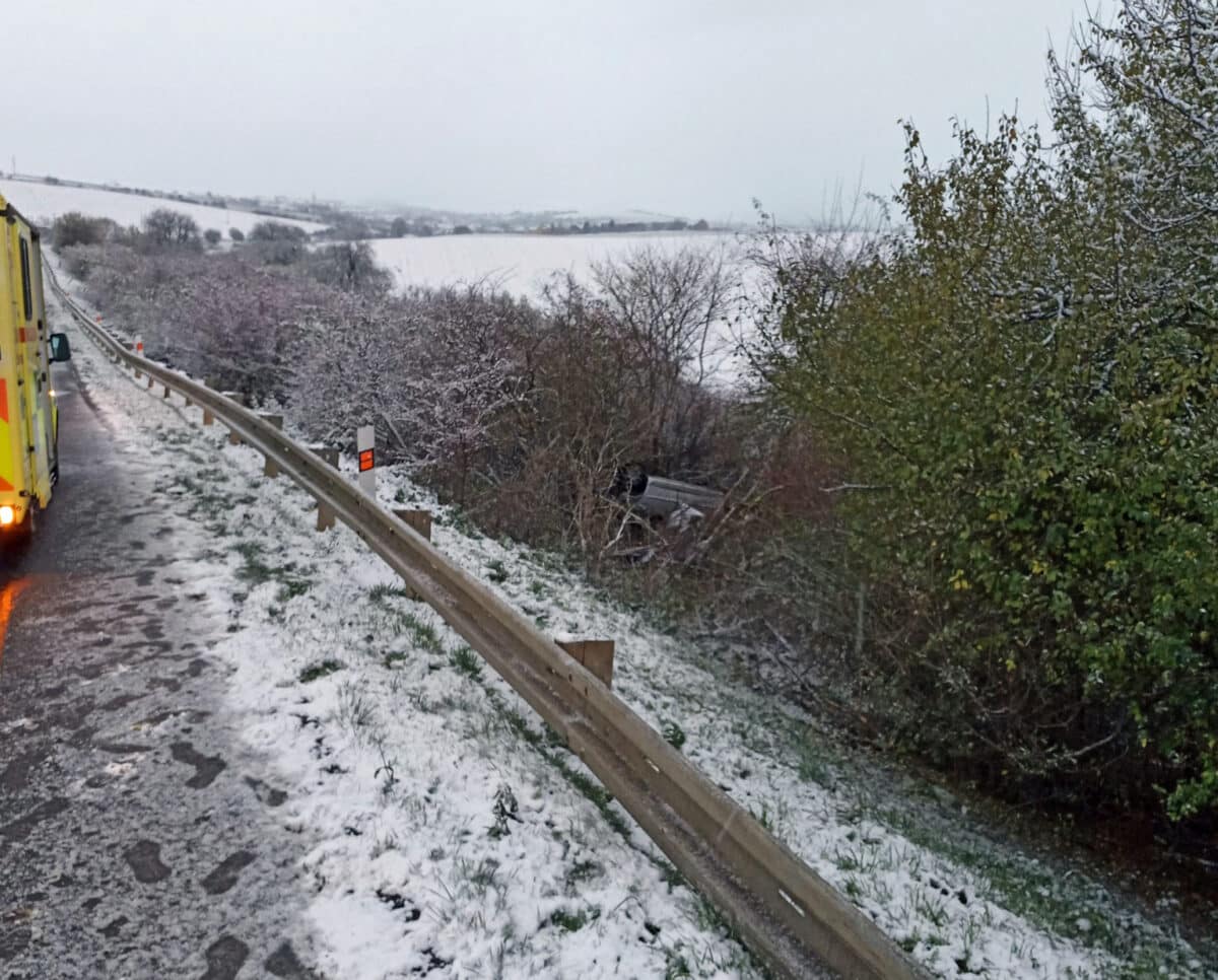 U Hluku na Uherskohradišťsku vyletěla řidička ze silnice, její auto skončilo na střeše v křoví. Foto: HZS