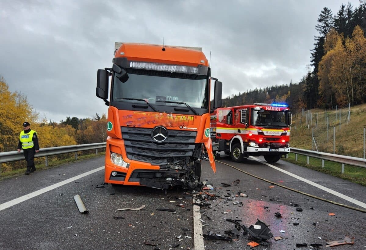 V Liberci Kundraticích se čelně srazilo osobní auto s kamionem. Foto: HZS