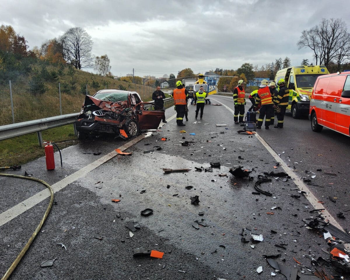 V Liberci Kundraticích se čelně srazilo osobní auto s kamionem. Foto: HZS
