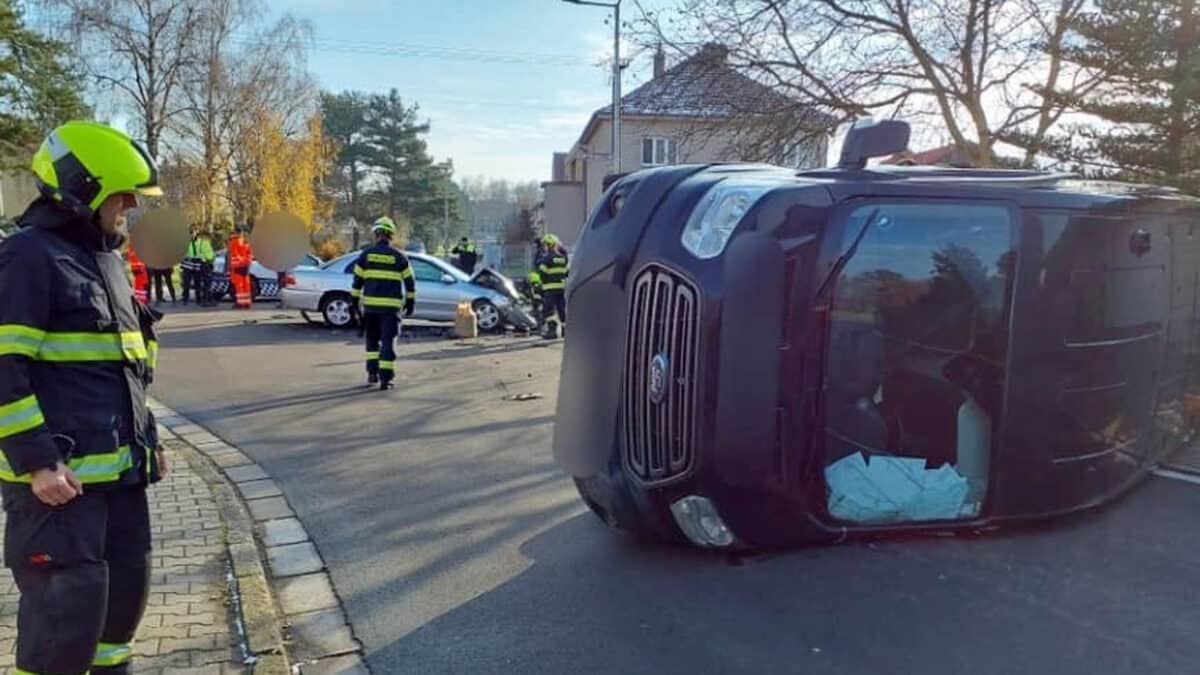 Nehoda auta a dodávky v Lázních Bohdaneč. Foto: HZS