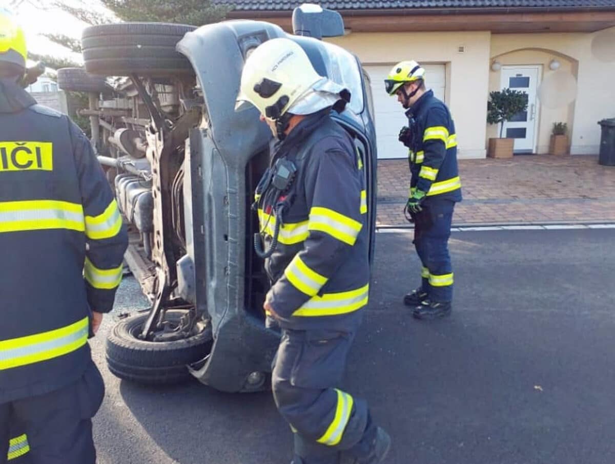 Nehoda auta a dodávky v Lázních Bohdaneč. Foto: HZS