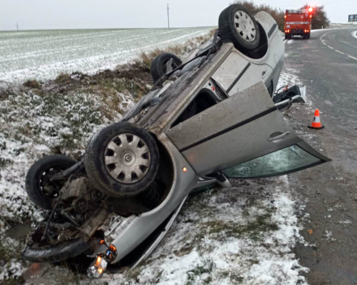 U Fryštáku skončila mladá řidička s autem na střeše. Foto: HZS