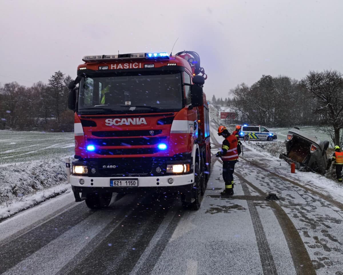U Fryštáku skončila mladá řidička s autem na střeše. Foto: HZS