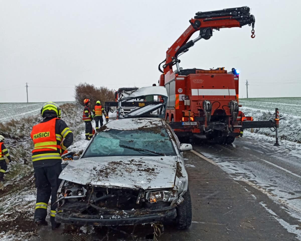 U Fryštáku skončila mladá řidička s autem na střeše. Foto: HZS