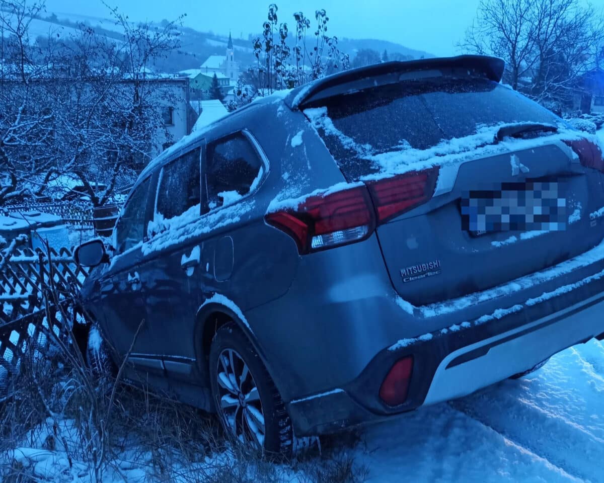 V obci Hošťálková na Vsetínsku sjel vůz do příkopu a zastavil se až v plotě. Foto. HZS