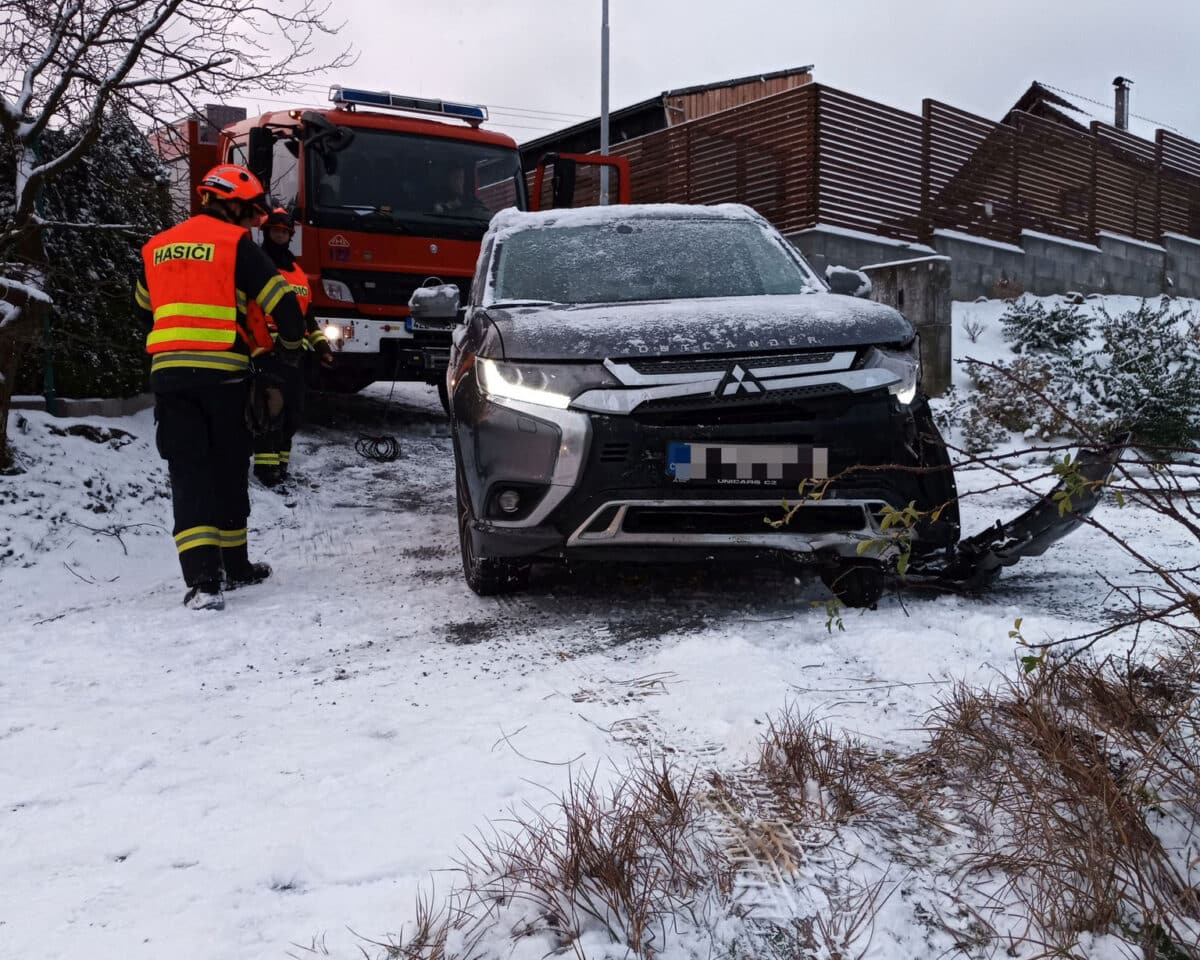 V obci Hošťálková na Vsetínsku sjel vůz do příkopu a zastavil se až v plotě. Foto. HZS