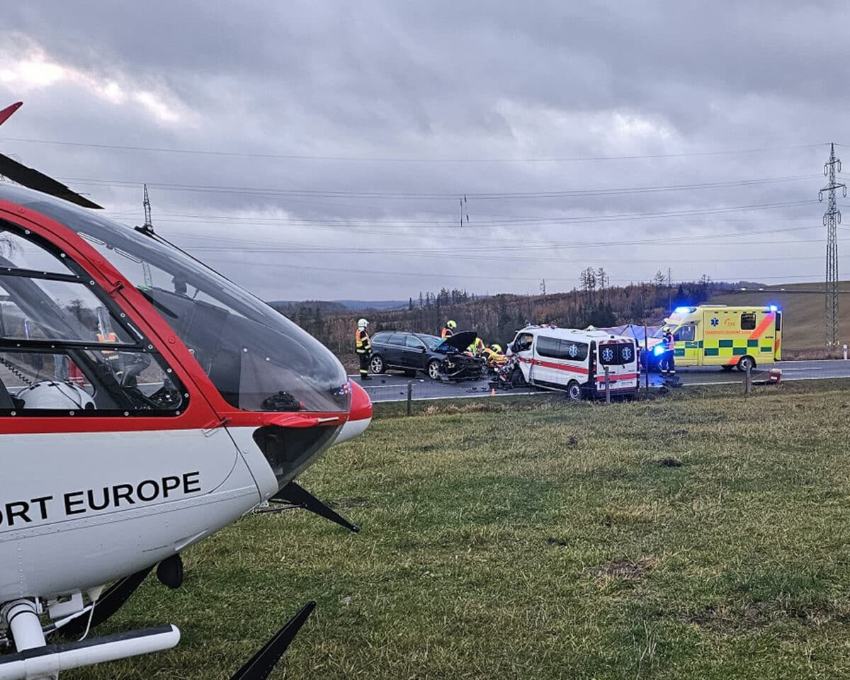 Nehoda auta a sanitky na Bruntálsku. Foto: ZZS