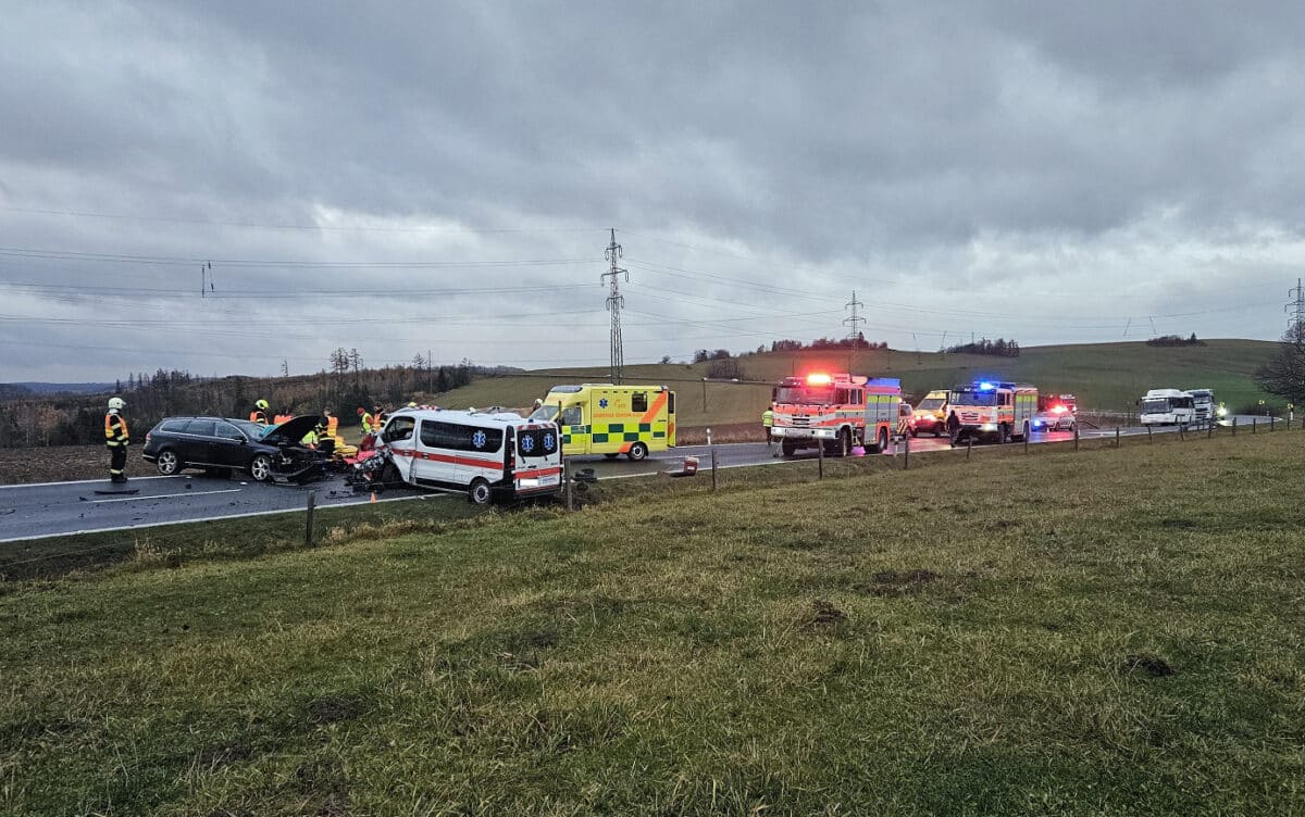 Nehoda auta a sanitky na Bruntálsku. Foto: ZZS