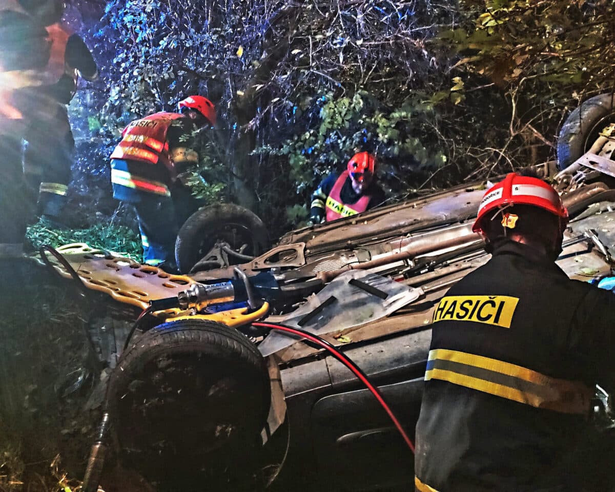 83letý řidič i jeho spolujezdkyně skončili s autem v potoce u Rousínova. Foto: HZS