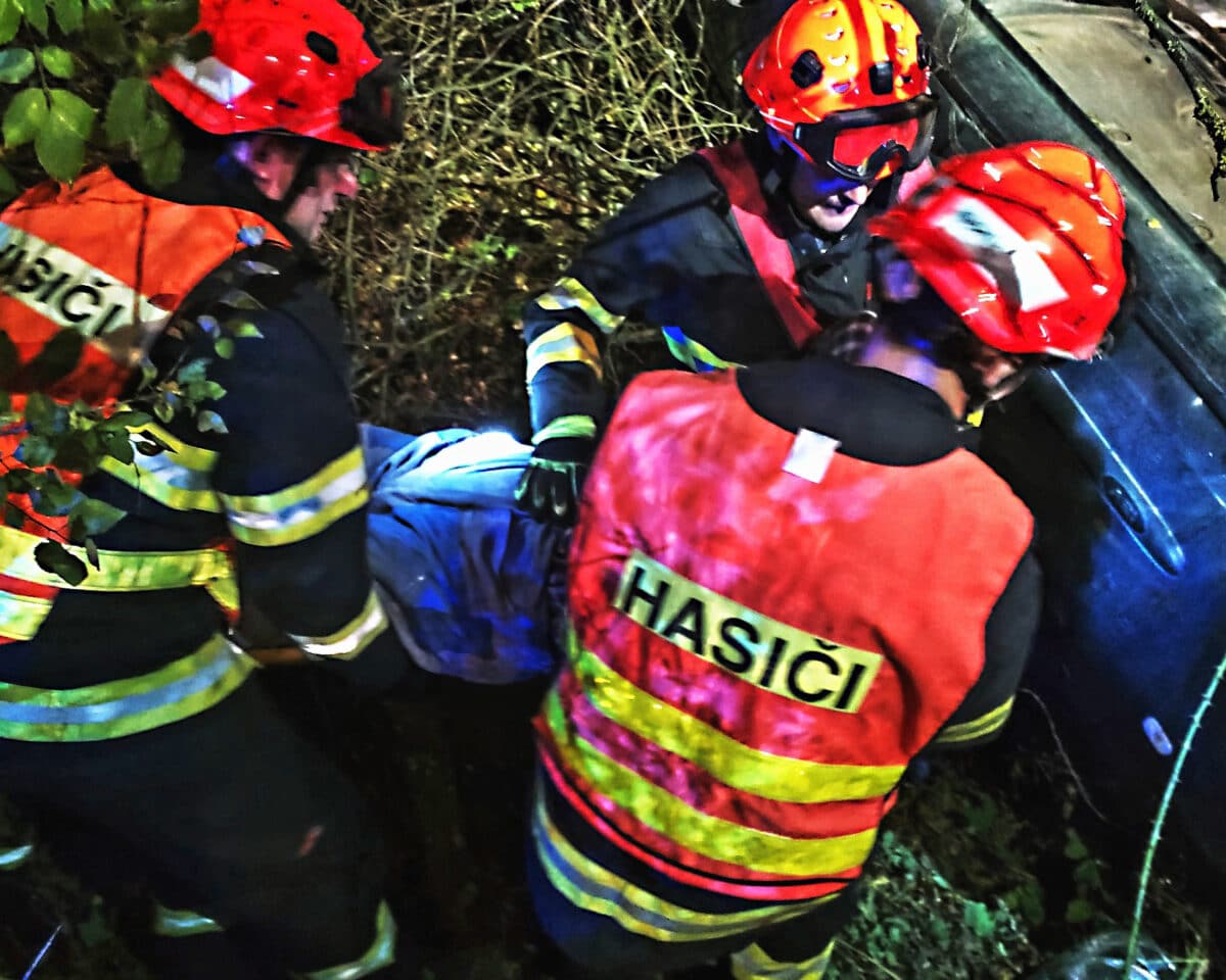 83letý řidič i jeho spolujezdkyně skončili s autem v potoce u Rousínova. Foto: HZS