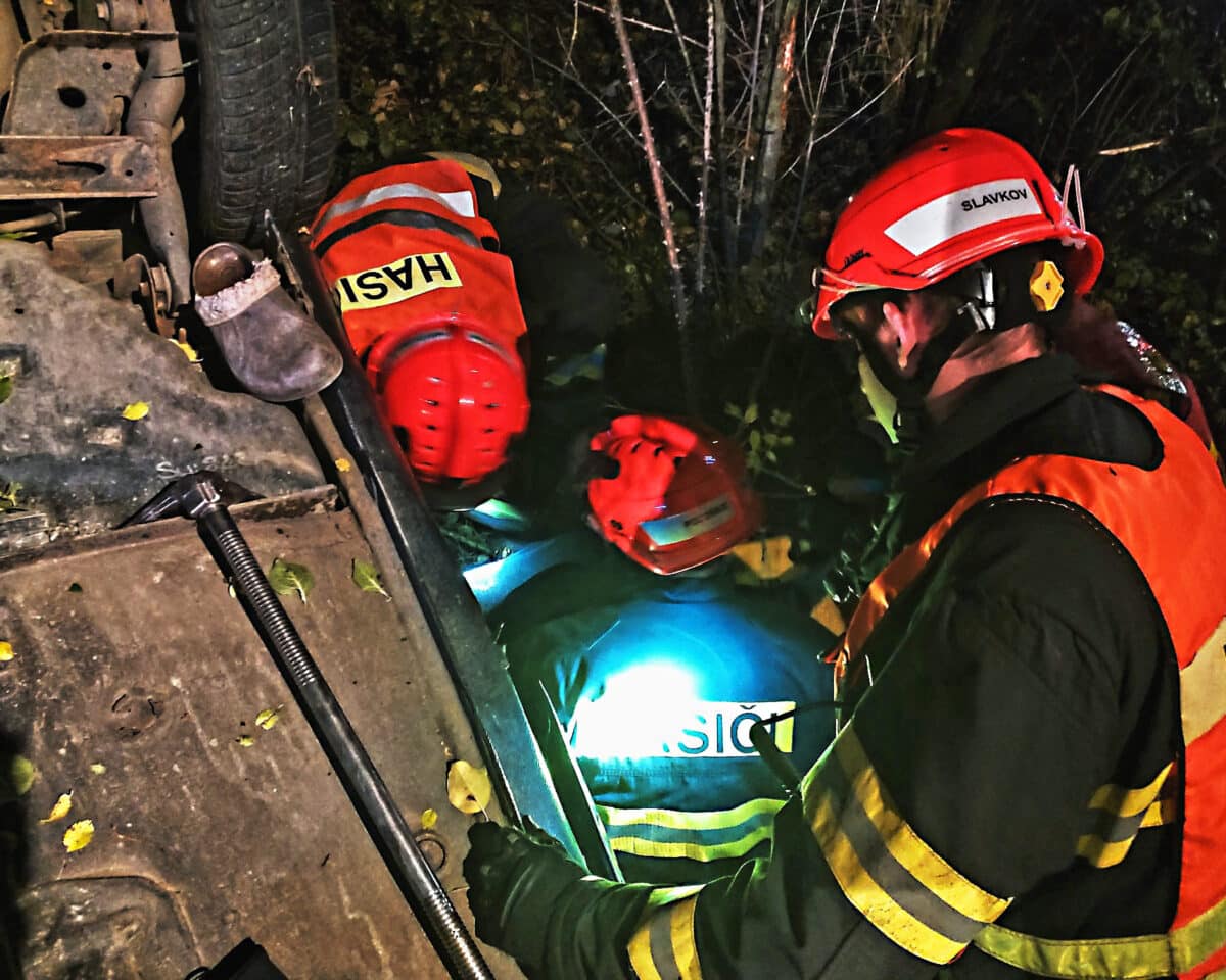 83letý řidič i jeho spolujezdkyně skončili s autem v potoce u Rousínova. Foto: HZS