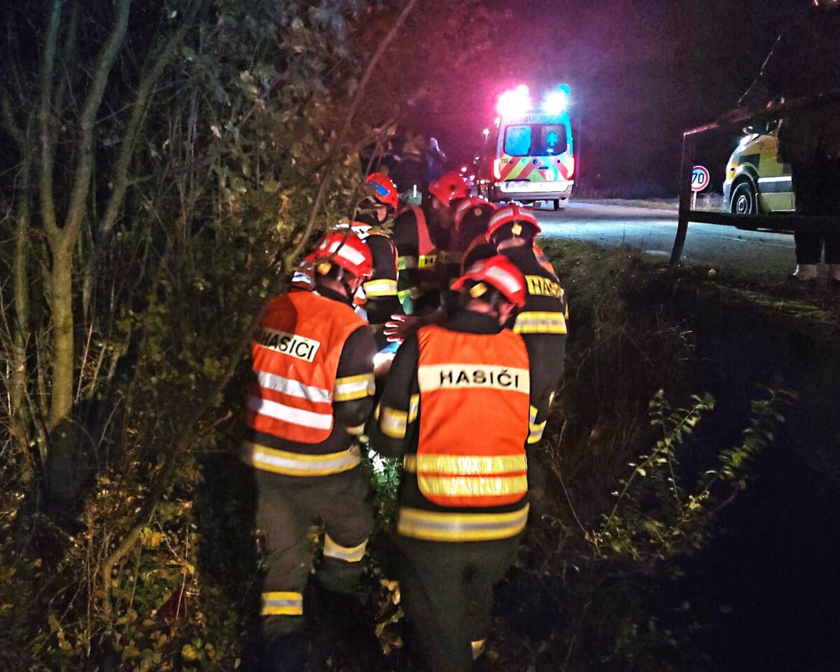 83letý řidič i jeho spolujezdkyně skončili s autem v potoce u Rousínova. Foto: HZS