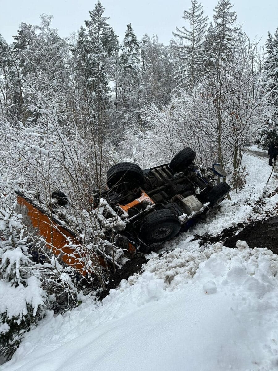 Nedaleko Nového Boru havaroval sypač silničářů. Foto: Silnice LK