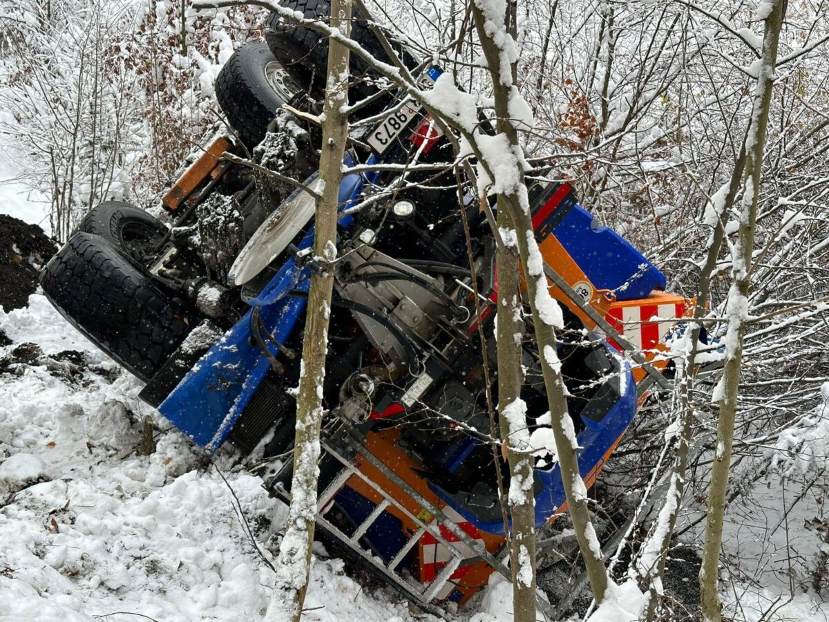 Nedaleko Nového Boru havaroval sypač silničářů. Foto: Silnice LK