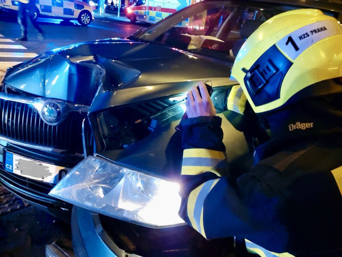 Nehoda tramvaje a dvou auto v Praze Na Poříčí. Foto: HZS