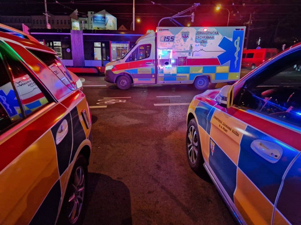 Nehoda tramvaje a dvou auto v Praze Na Poříčí. Foto: ZZS