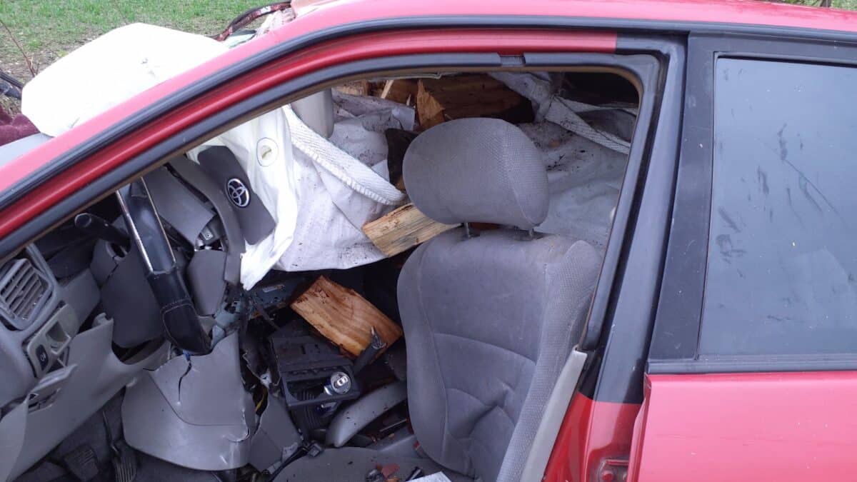 Řidič autem naboural do zábradlí mostu. Foto: HZS