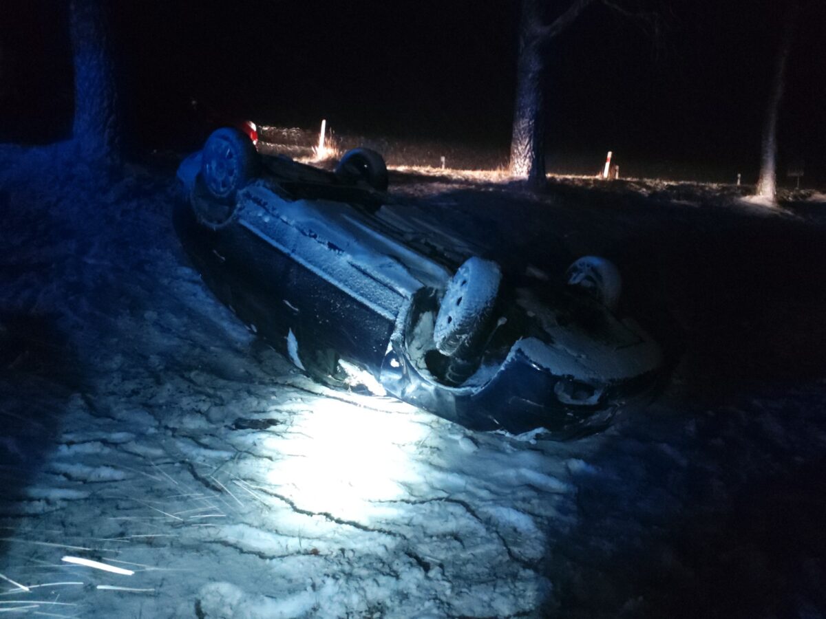 Auta na střeše i ve svodidlech. Nehody trápí řidiče na Královehradecku. Foto: HZS KHK