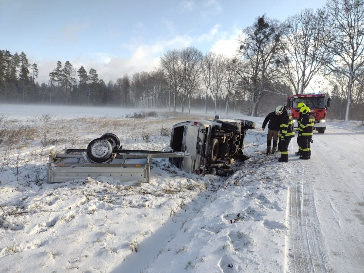 Auta na střeše i ve svodidlech. Nehody trápí řidiče na Královehradecku. Foto: HZS KHK