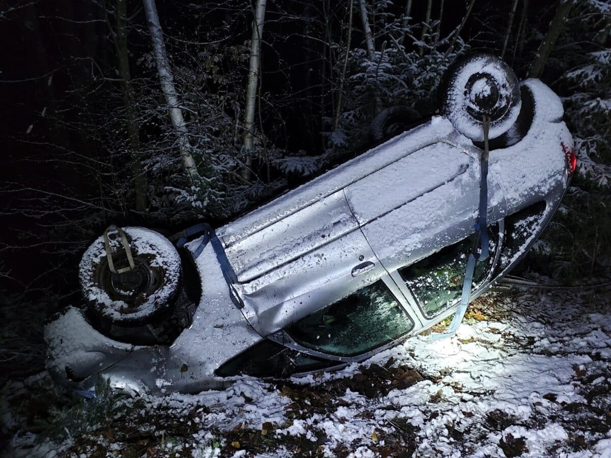 Auta na střeše i ve svodidlech. Nehody trápí řidiče na Královehradecku. Foto: HZS KHK