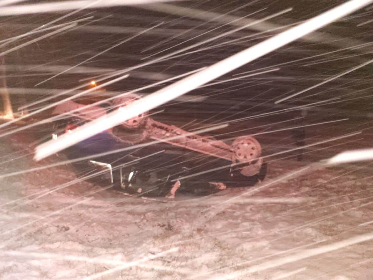 Auta na střeše i ve svodidlech. Nehody trápí řidiče na Královehradecku. Foto: HZS KHK