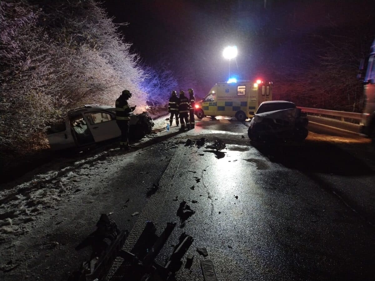 Auta na střeše i ve svodidlech. Nehody trápí řidiče na Královehradecku. Foto: HZS KHK