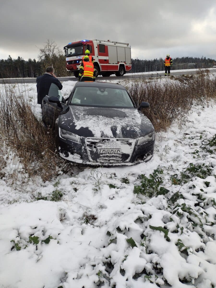 Auta na střeše i ve svodidlech. Nehody trápí řidiče na Královehradecku. Foto: HZS KHK