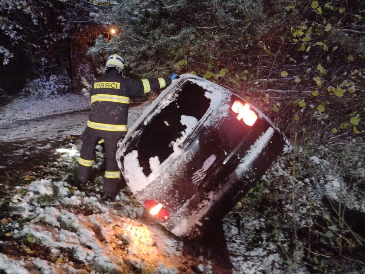 Auta na střeše i ve svodidlech. Nehody trápí řidiče na Královehradecku. Foto: HZS KHK