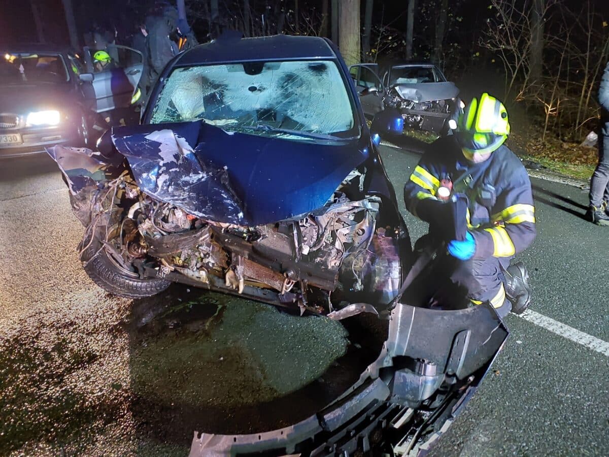 Auta na střeše i ve svodidlech. Nehody trápí řidiče na Královehradecku. Foto: HZS KHK