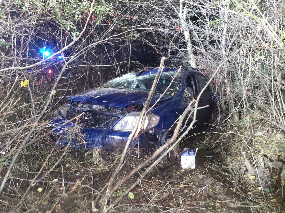 Auta na střeše i ve svodidlech. Nehody trápí řidiče na Královehradecku. Foto: HZS KHK