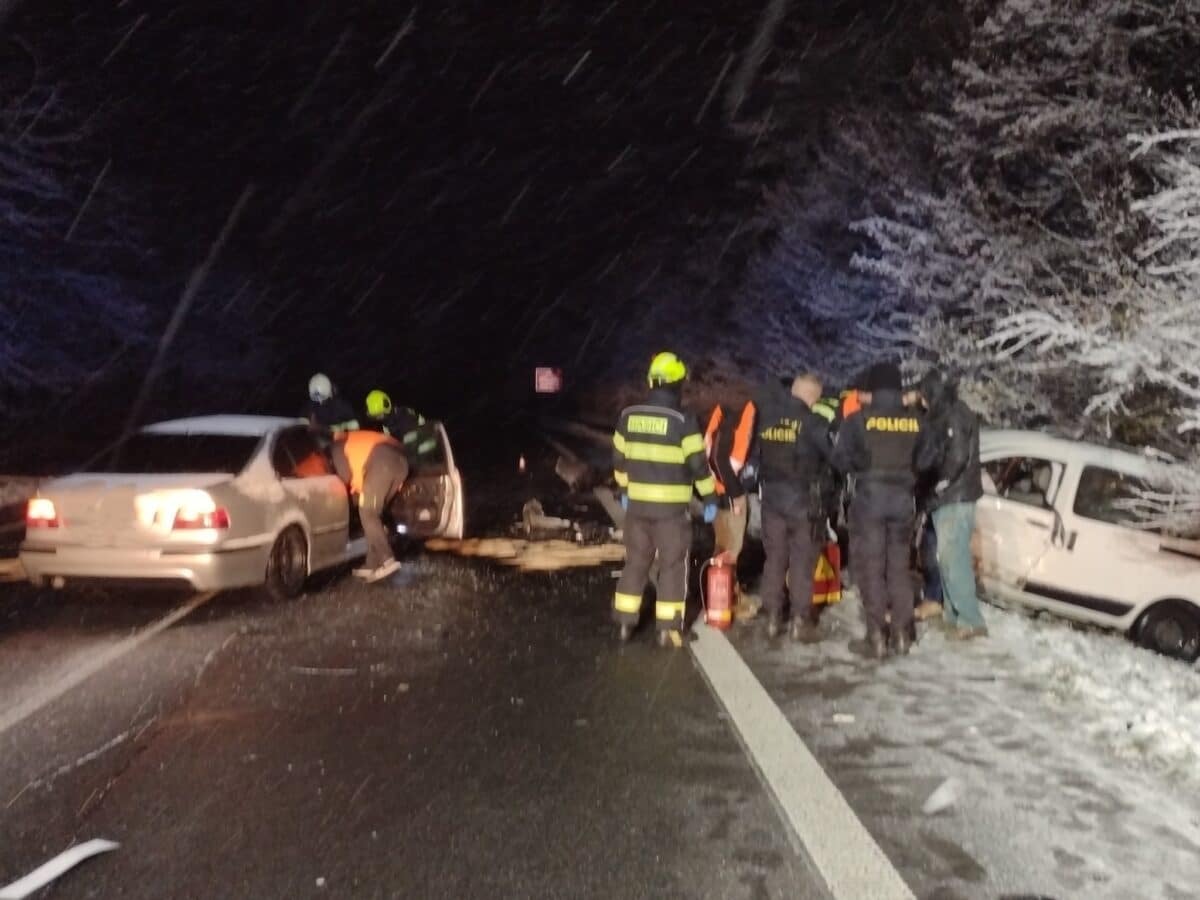 Auta na střeše i ve svodidlech. Nehody trápí řidiče na Královehradecku. Foto: HZS KHK