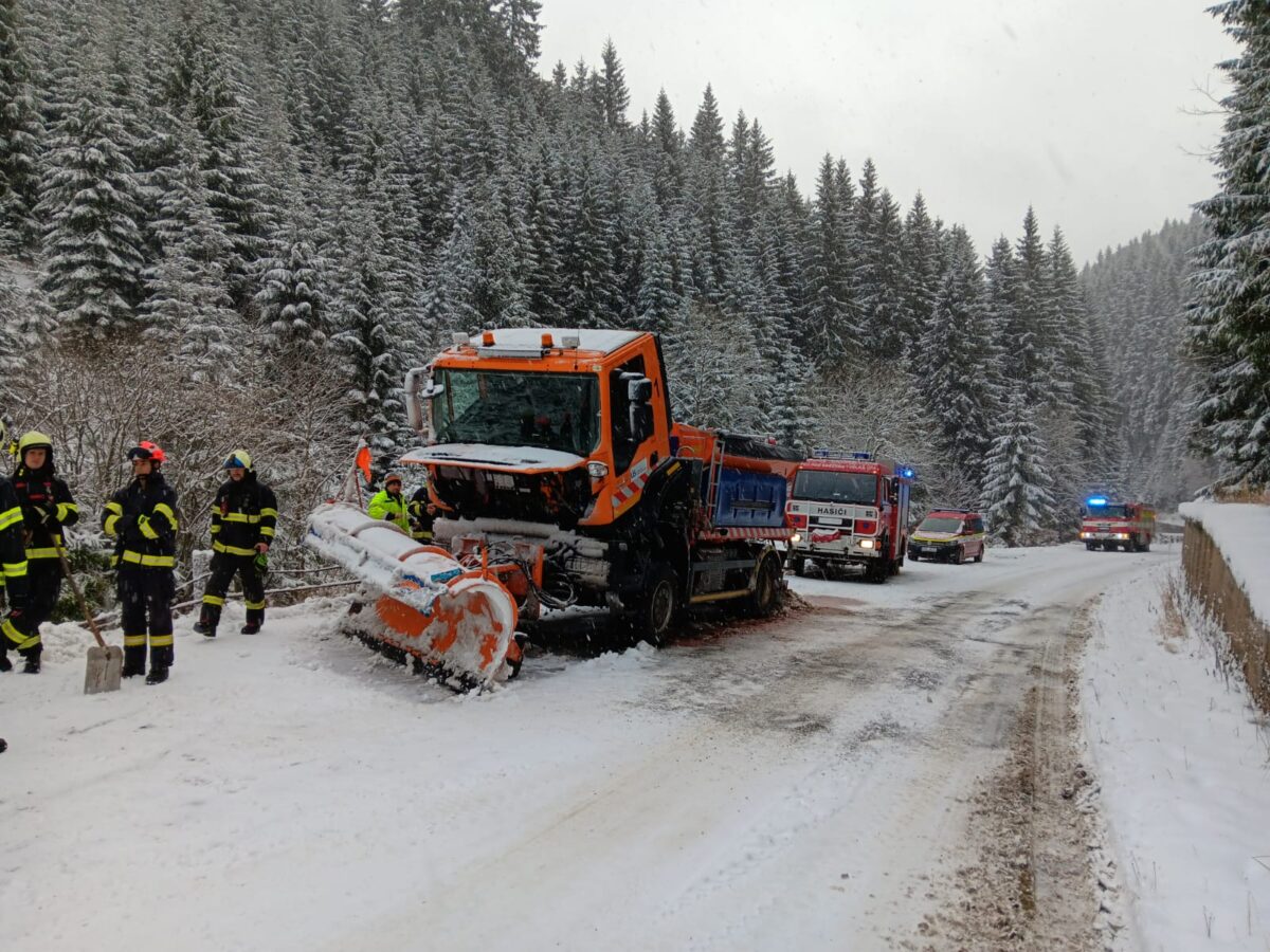 Požár v motorové části sypače u Horní Malé Úpy. Foto: HZS