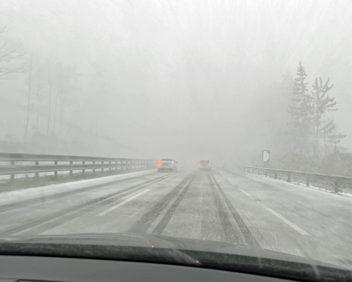 Řidiče na D1 v pátek odpoledne překvapilo první silné sněžení. Foto: ČRzprávy