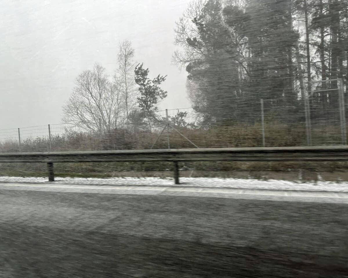 Řidiče na D1 v pátek odpoledne překvapilo první silné sněžení. Foto: ČRzprávy