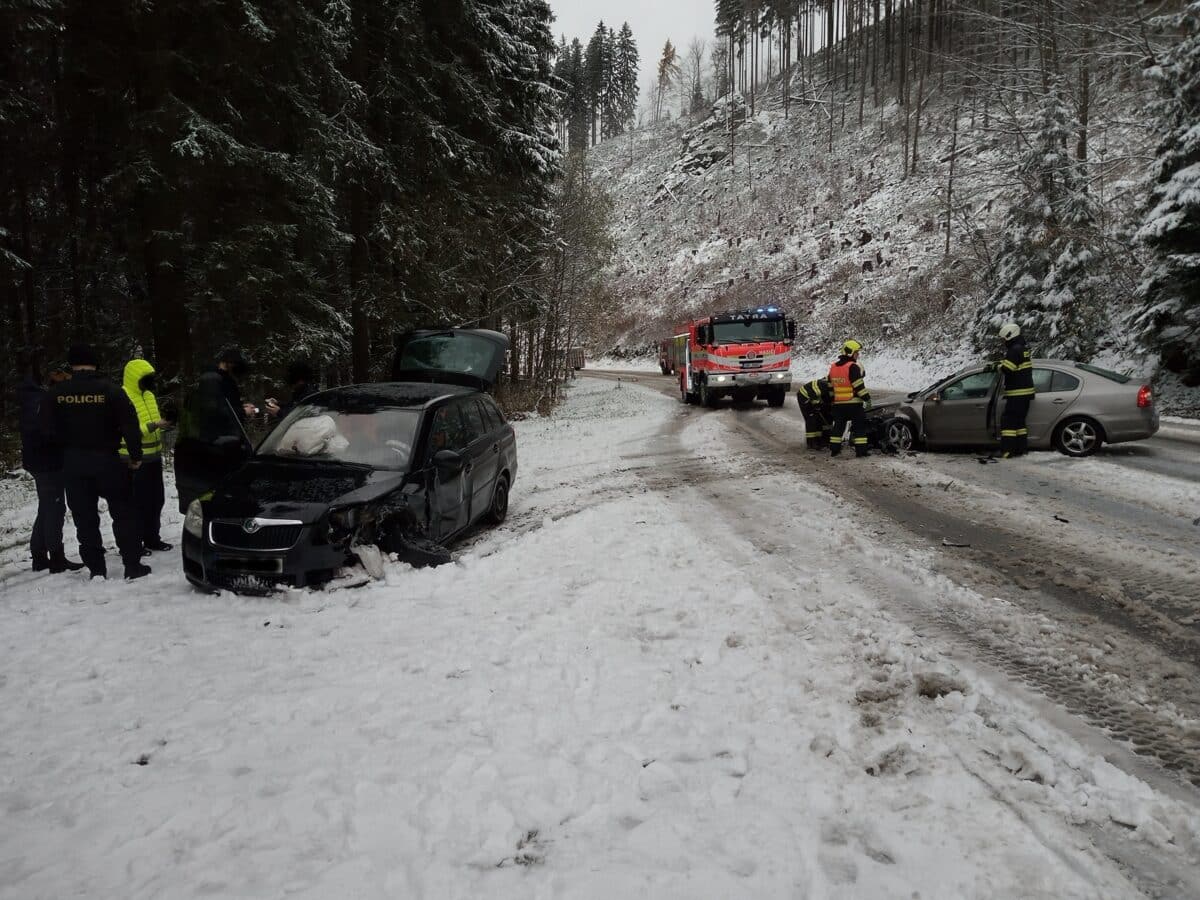 Nehoda dvou aut u Špindlerova Mlýna. Foto: HZS