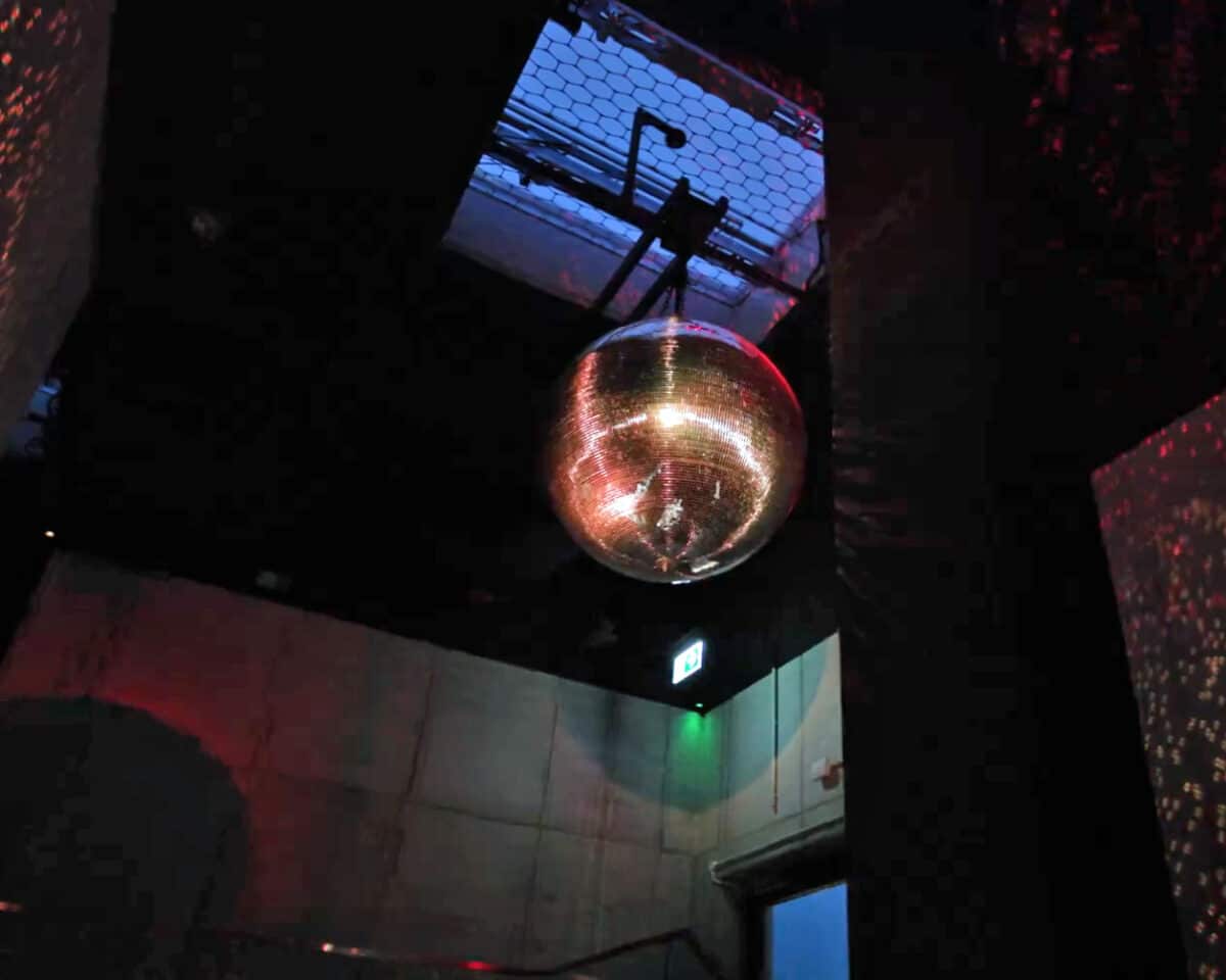 V gigafactory Tesla u Berlína mají i diskotékovou kouli. Zdroj: Tesla