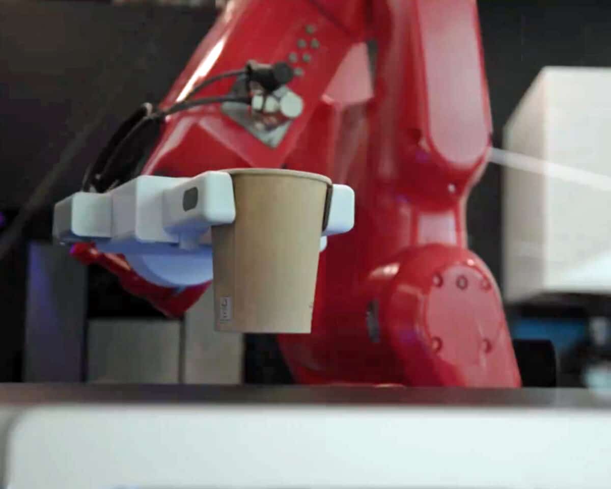 V gigafactory Tesla vám kávu vyrobí robot. Zdroj: Tesla