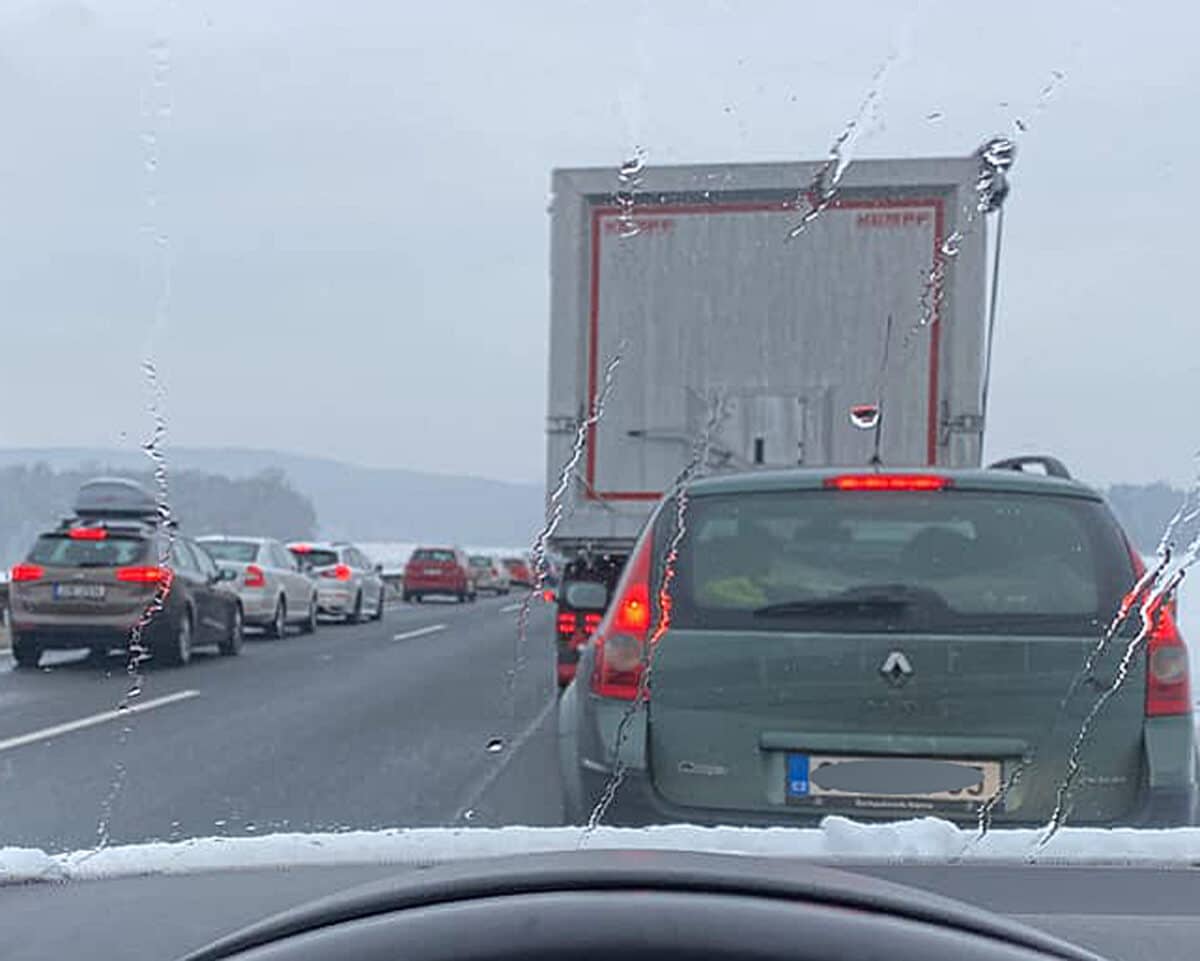 Čtvrteční kolony na dálnici D10. Foto: FB/Matěj Bárta