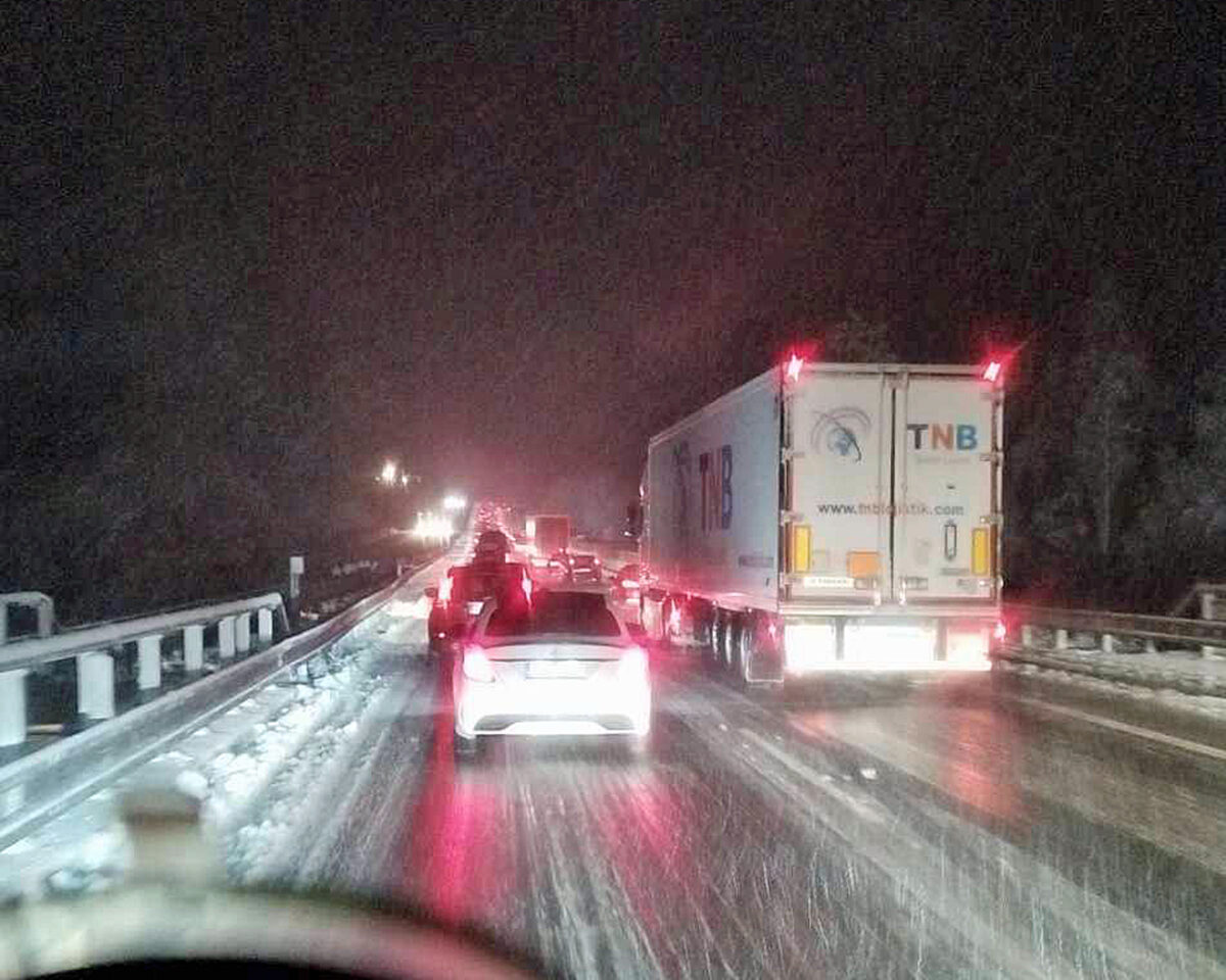 Řidiči na dálnici D1 stojí v kolonách i 6 hodin. Foto: FB