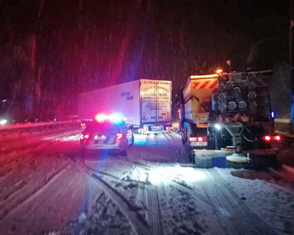 Řidiči na dálnici D1 stojí v kolonách i 6 hodin. Foto: FB