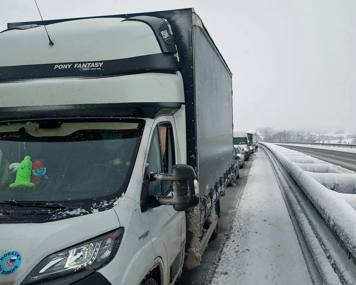 Na D1 se vytvořili 20 kilometrů dlouhé kolony. Foto: FB