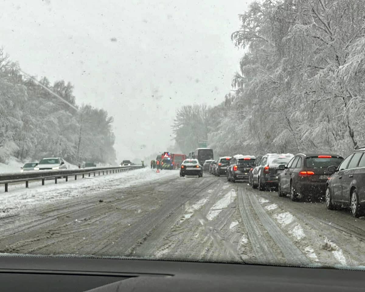 Nehoda auta a autobusu na dálnici D10 směrem na Prahu. Foto: FB