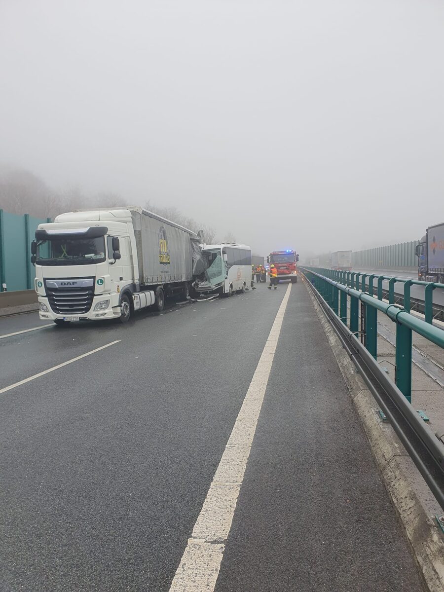 Vážná nehoda autobusu a kamionu na dálnici D8. Foto: HZS