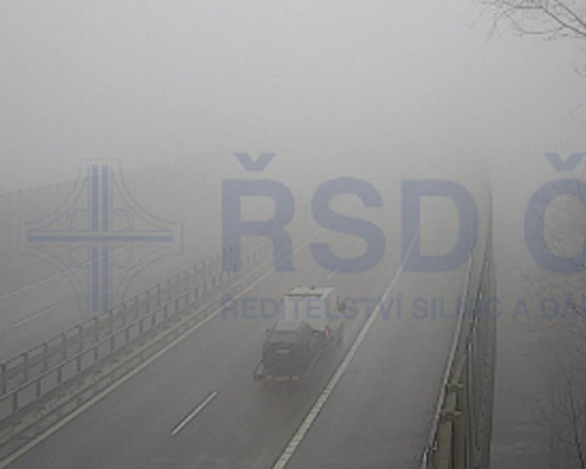 Na dálnici D8 u německých hranic vládna ve středu mlha. Zdroj: kamery ŘSD